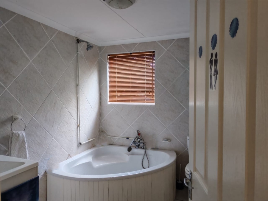 5 Bedroom Property for Sale in Cannon Rocks Eastern Cape